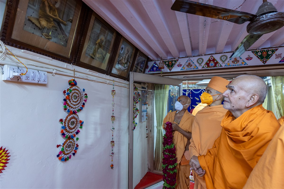 Swamishri engrossed in darshan of paintings of Shastriji Maharaj
