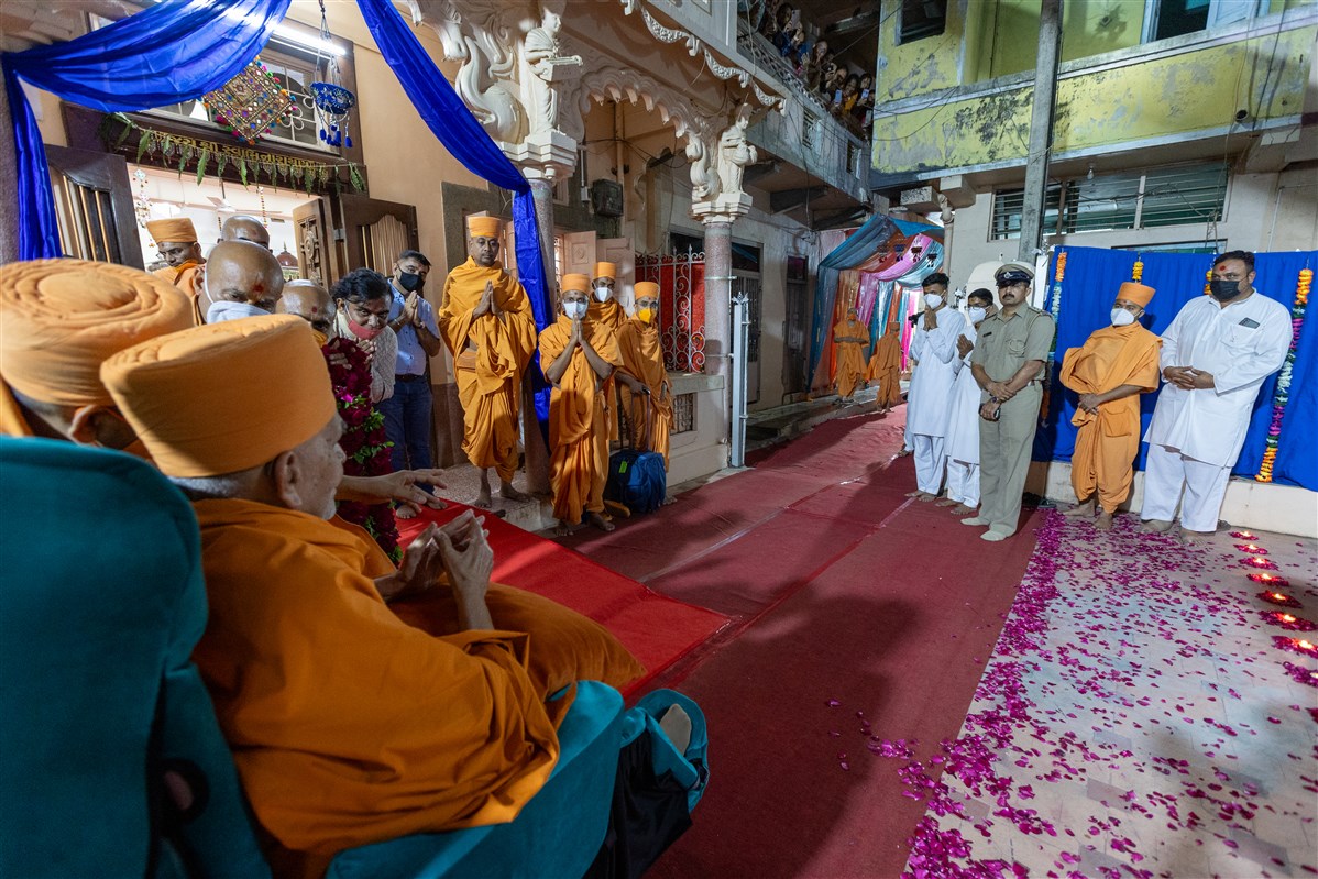 Swamishri departs from Mahelav