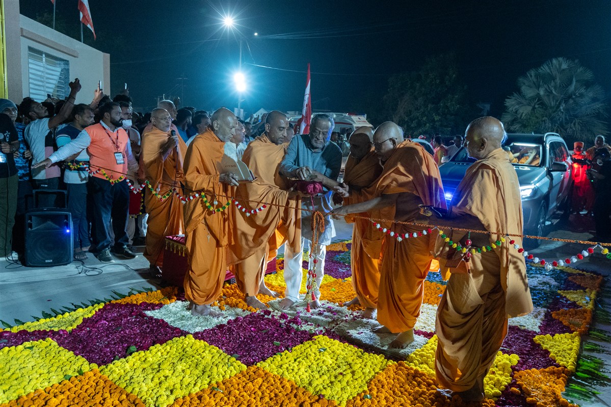 Pujya Bhaktipriya Swami and an invited guest inaugurate the new mandir campus