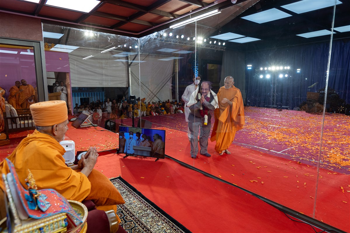 Swamishri blesses an invited guest