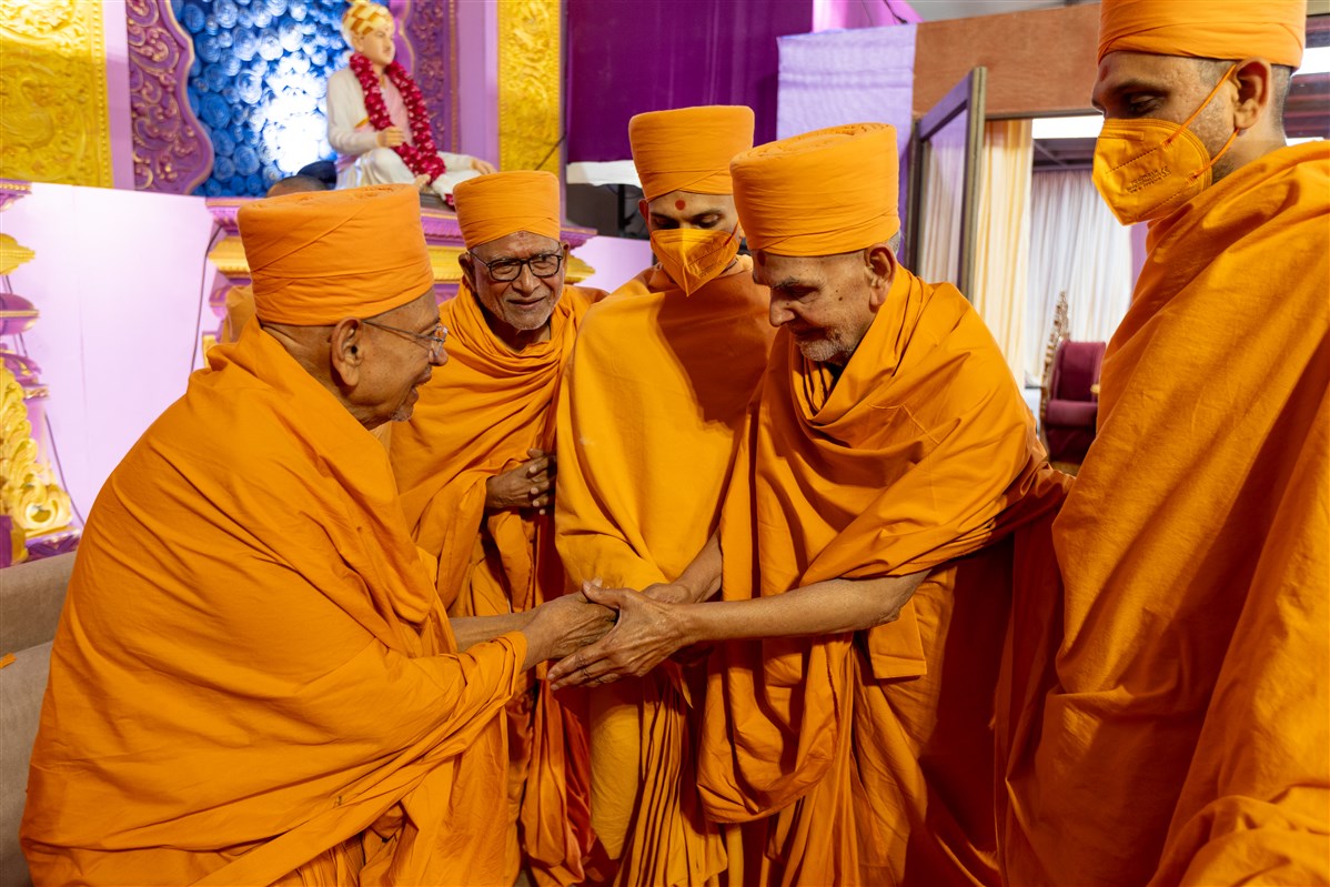 Pujya Tyagvallbh Swami greets Swamishri