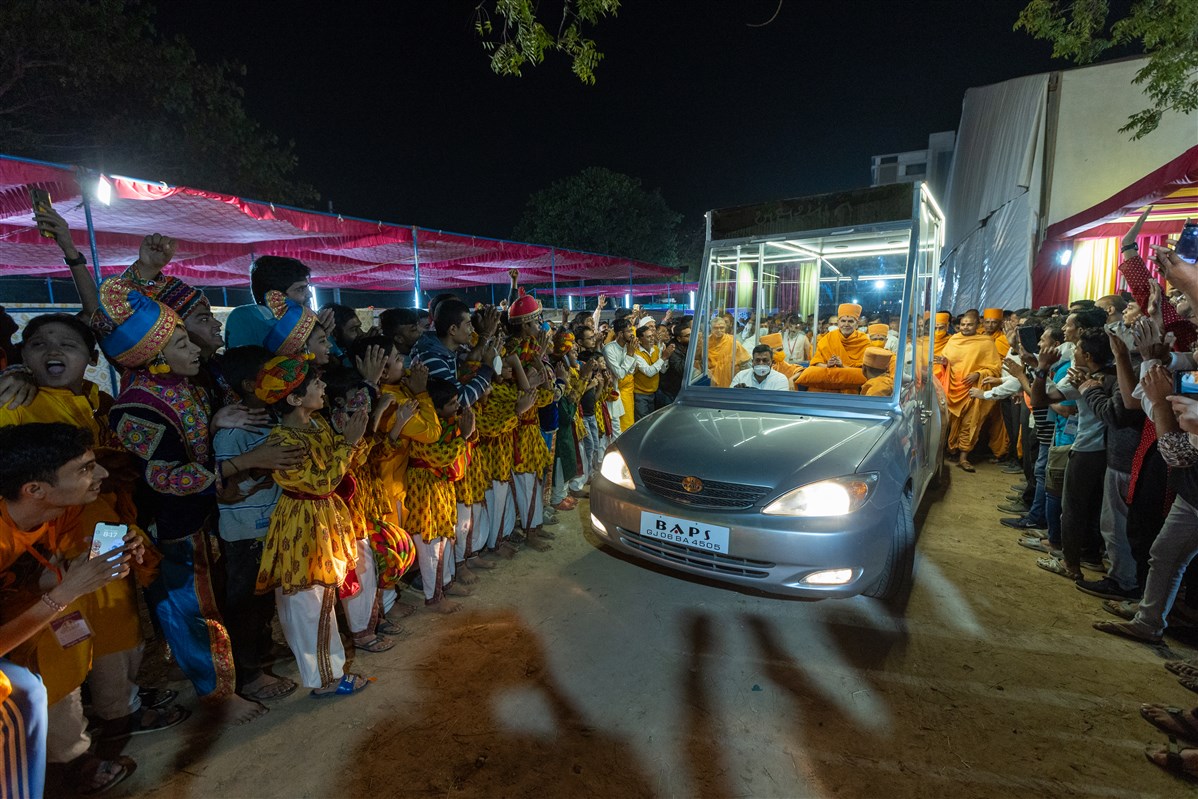 Children and youths doing darshan of Swamishri