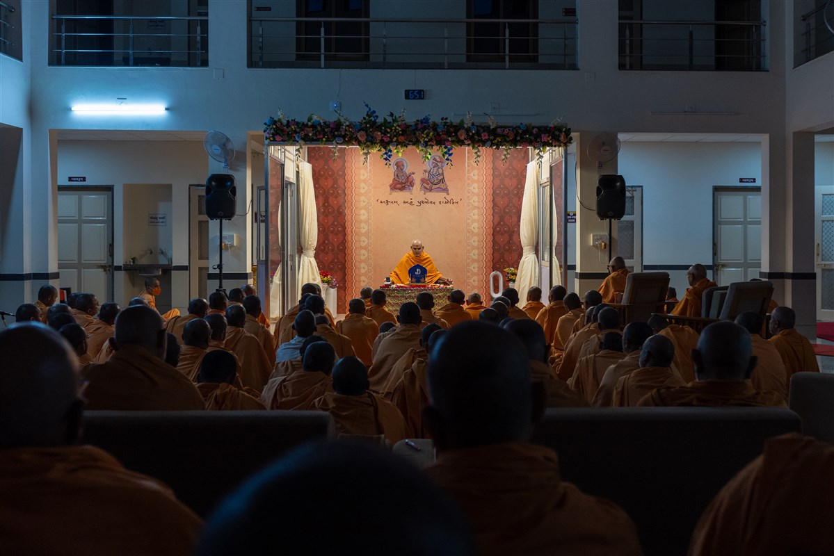 Swamis doing Swamishri's puja darshan