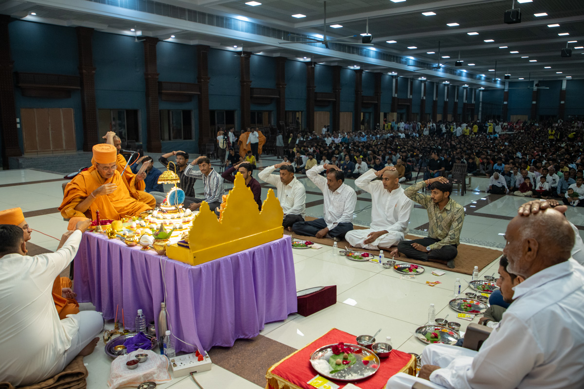 Aksharcharan Swami performs the diksha mahapuja rituals