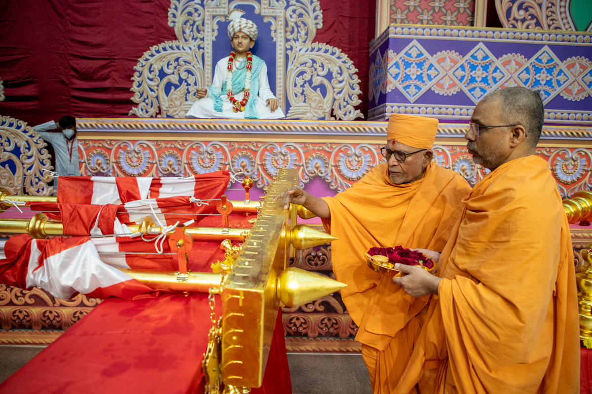 Pujya Bhaktipriya Swami (Pujya Kothari Swami) performs pujan of the flagstaffs