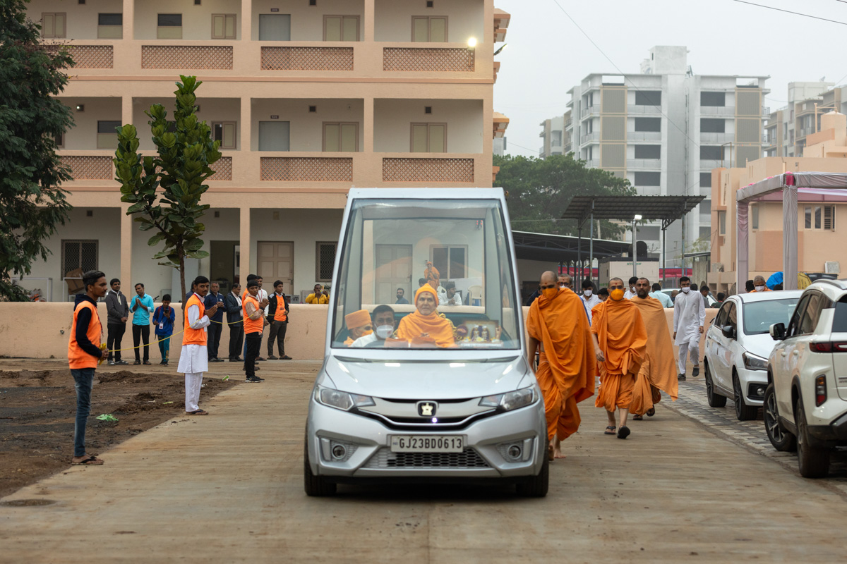 Swamishri on his way to the assembly