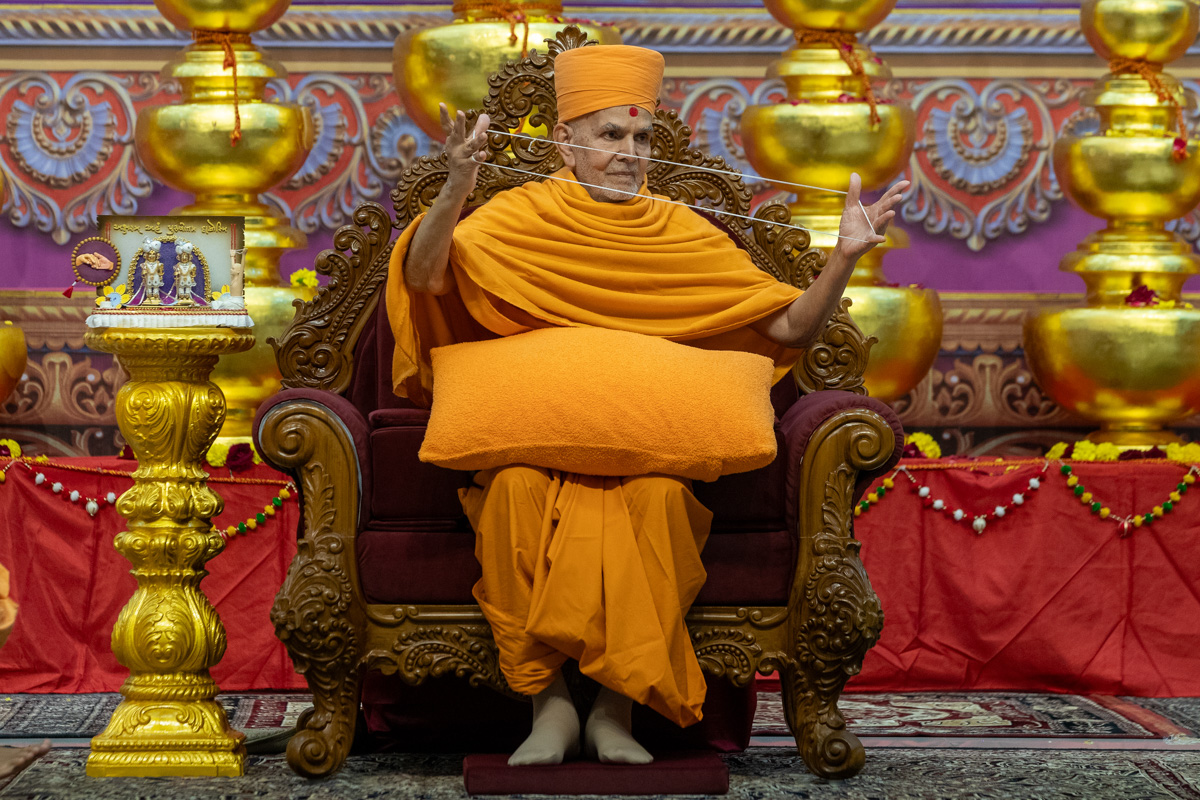 Swamishri performs diksha rituals