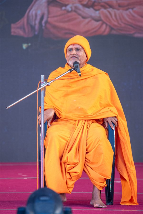 Janmangal Swami addresses the assembly