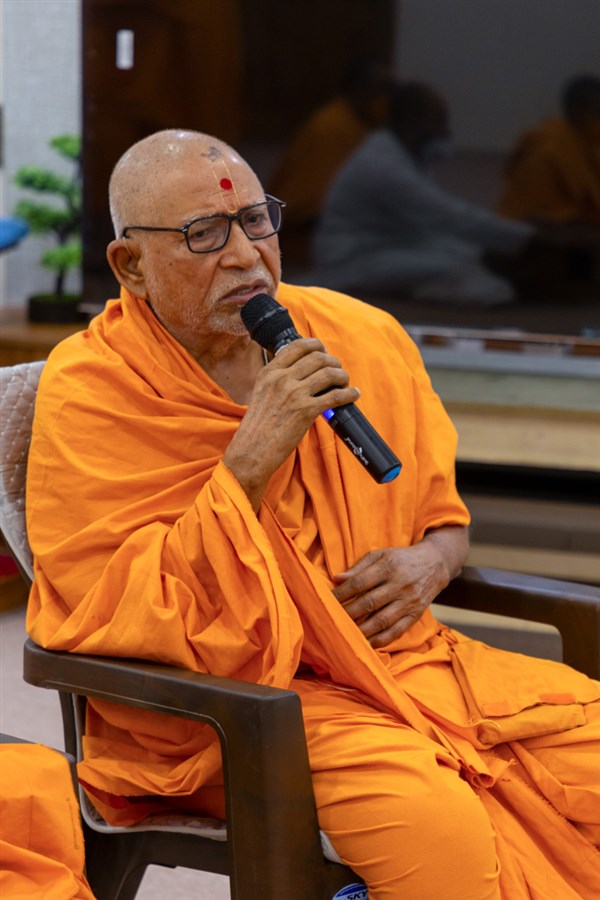 Pujya Kothari Swami sings a kirtan in Swamishri's daily puja