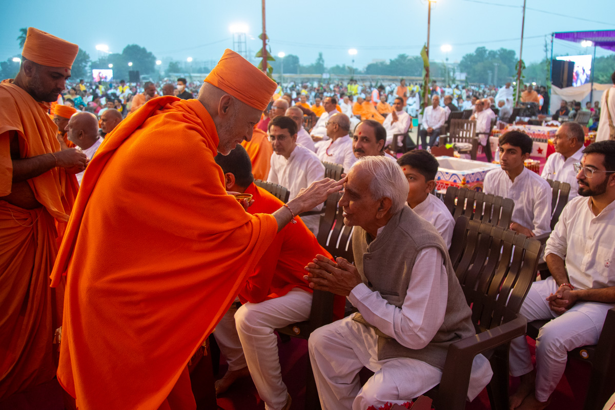 Sarvamangal Swami applies a chandlo to a devotee