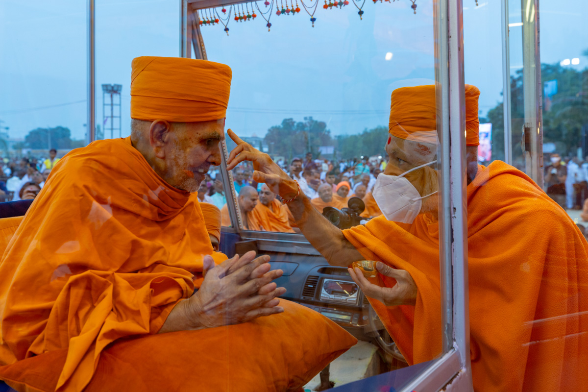 Sarvamangal Swami performs pujan of Swamishri