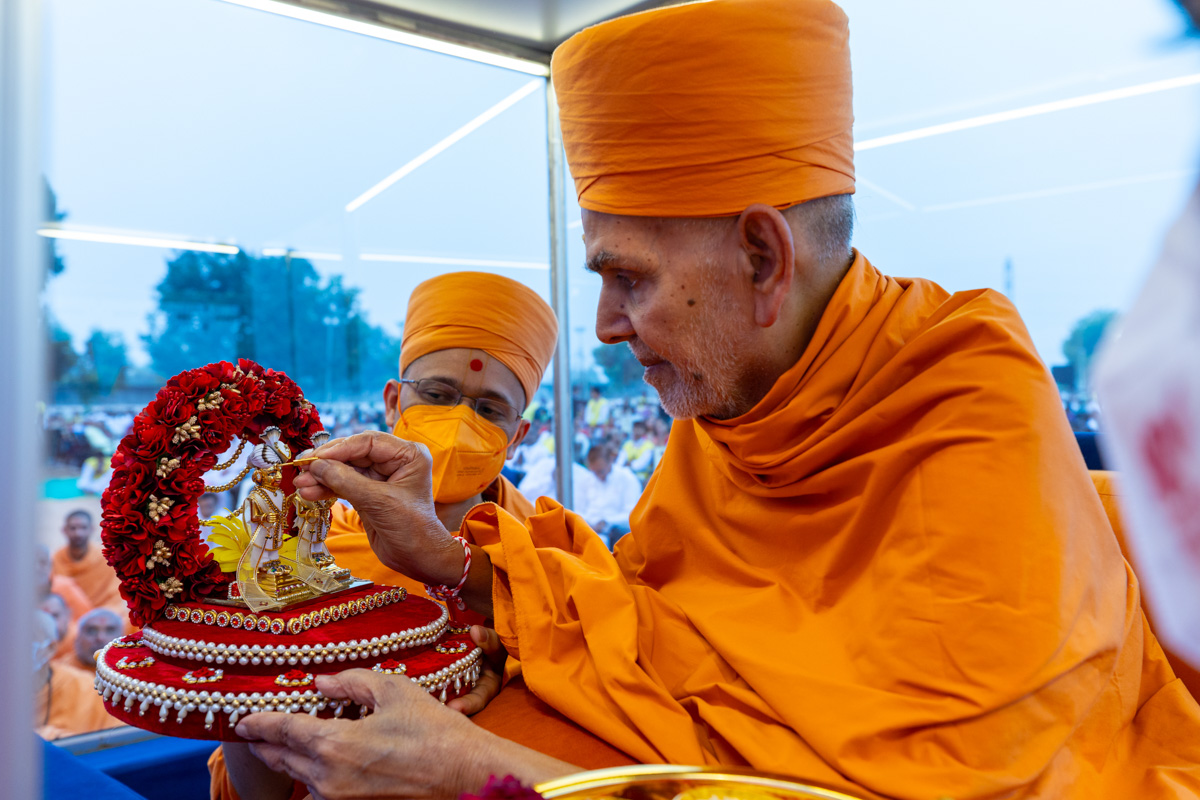 Swamishri performs pujan of Shri Harikrishna Maharaj and Shri Gunatitanand Swami Maharaj