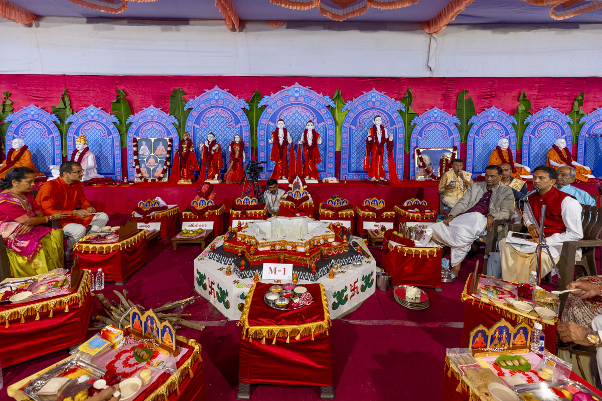 Devotees participate in the Shri Swaminarayan Vishwashanti Mahayaag