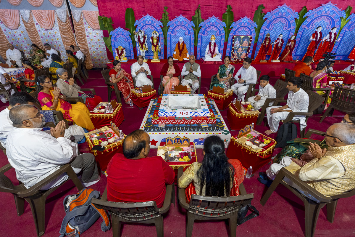 Devotees perform the yagna rituals