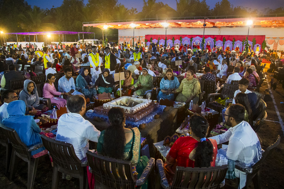 Devotees perform the yagna rituals