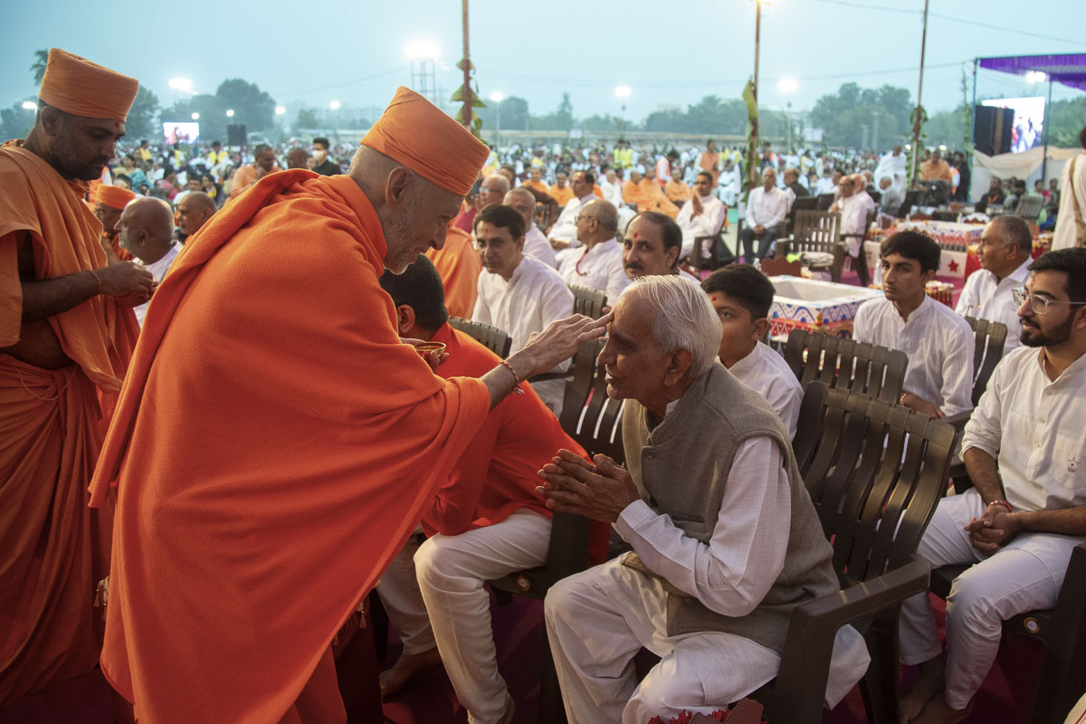 Sarvamangal Swami applies a chandlo to a devotee
