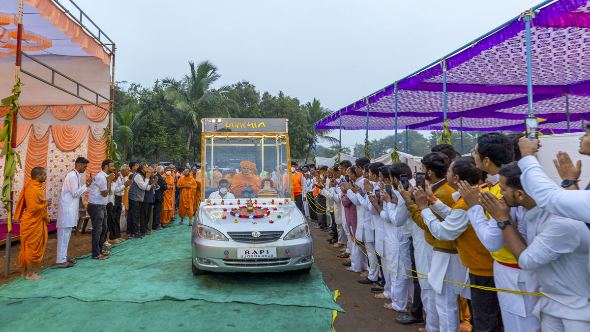 Swamishri arrives in the yagna mandap
