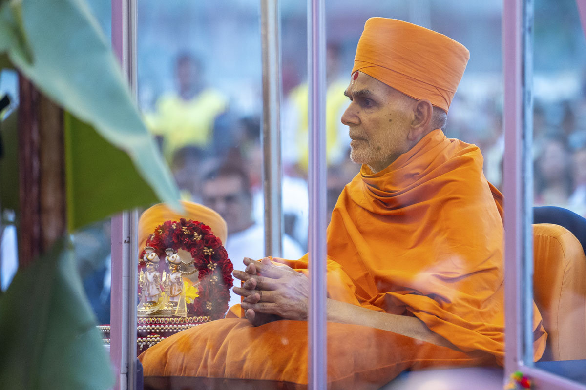 Swamishri greets all with folded hands