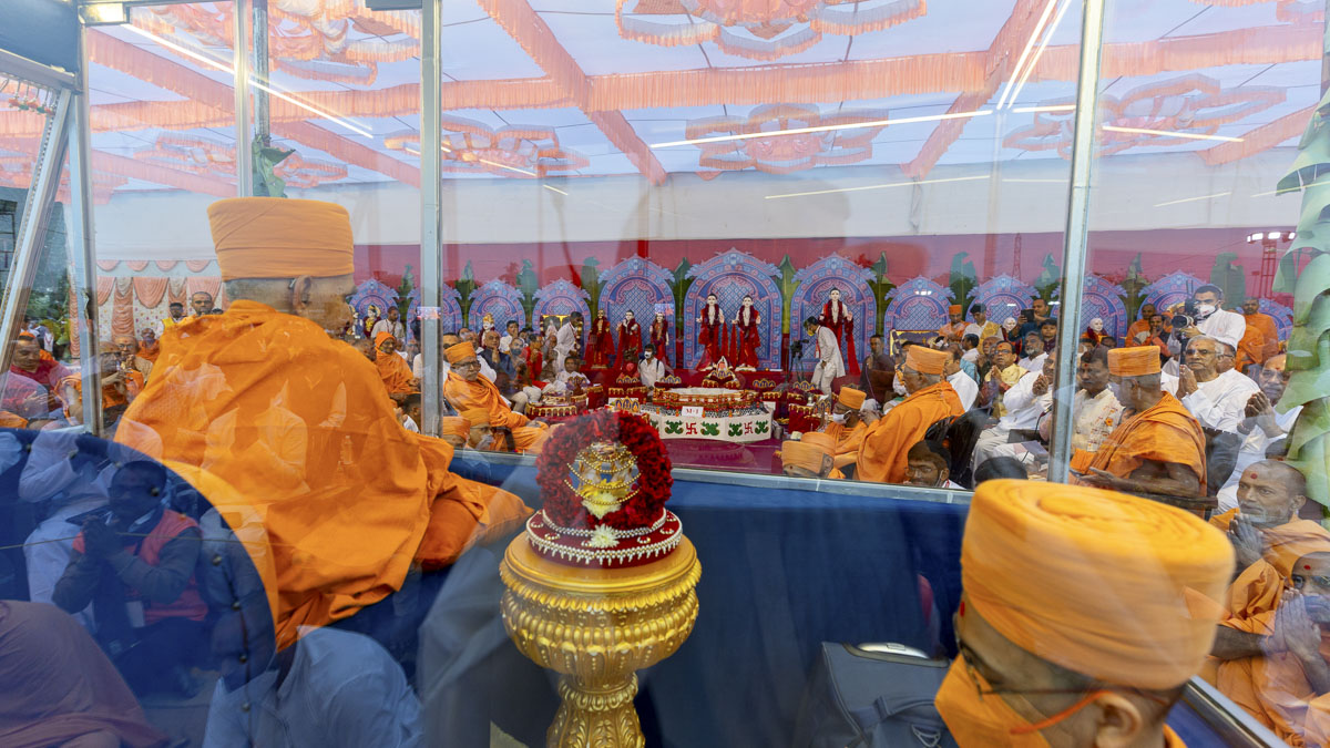 Swamis and devotees doing darshan of Swamishri