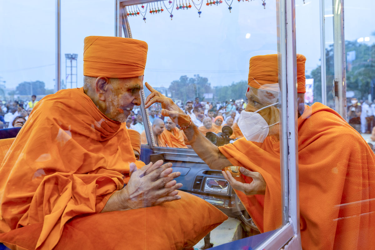 Sarvamangal Swami performs pujan of Swamishri