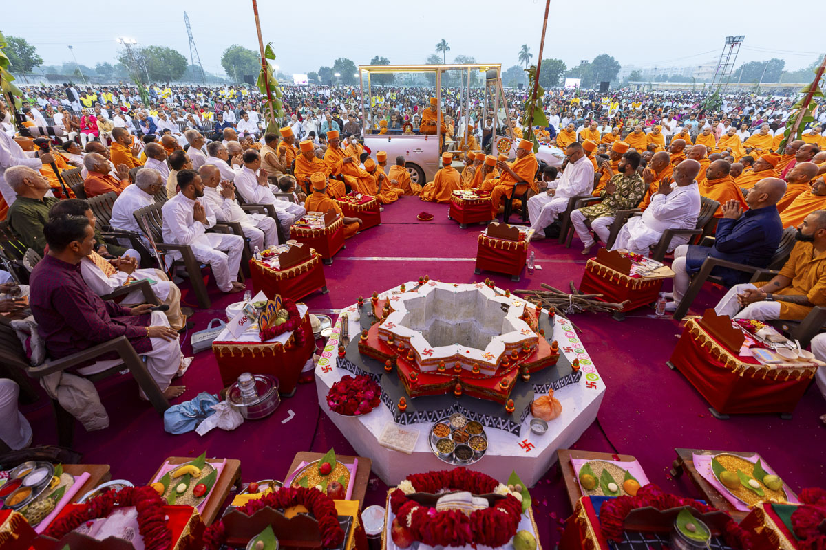 Swamis and devotees doing darshan of Swamishri