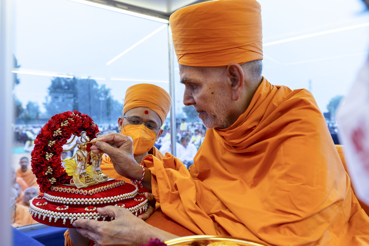 Swamishri performs pujan of Shri Harikrishna Maharaj and Shri Gunatitanand Swami Maharaj