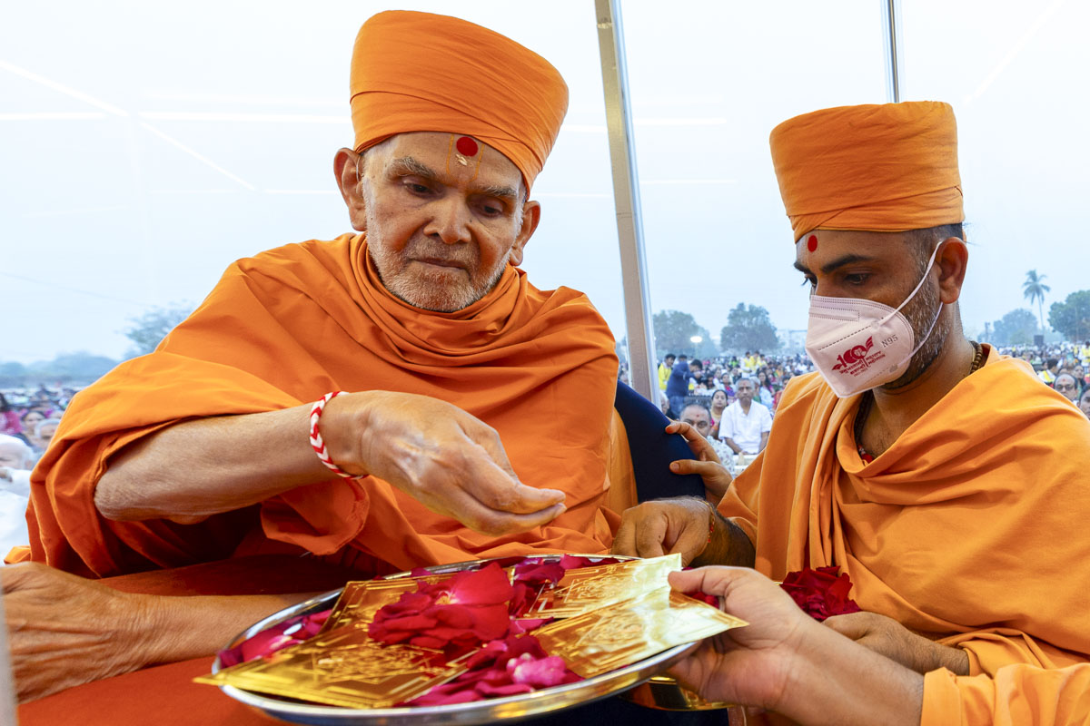 Swamishri sanctifies yantras