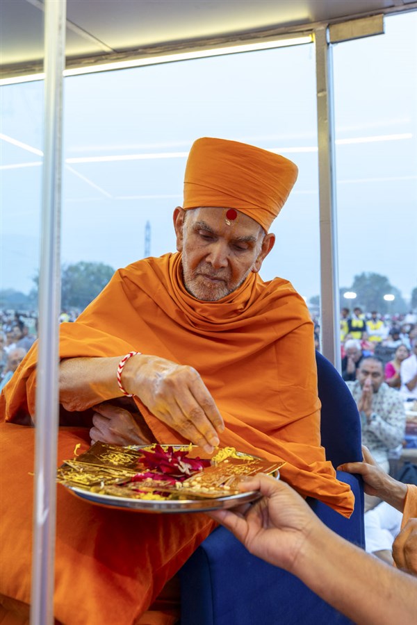 Swamishri sanctifies yantras