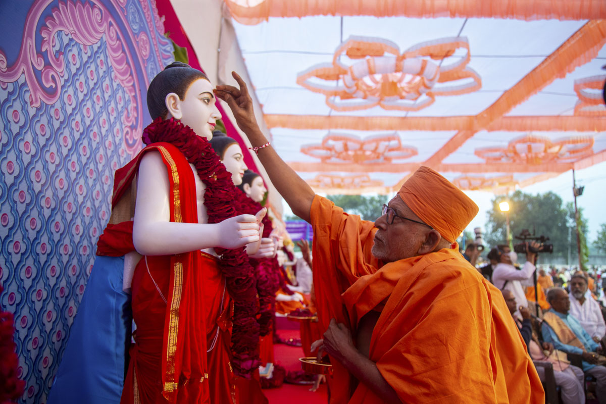 Pujya Kothari Swami performs pujan of murtis