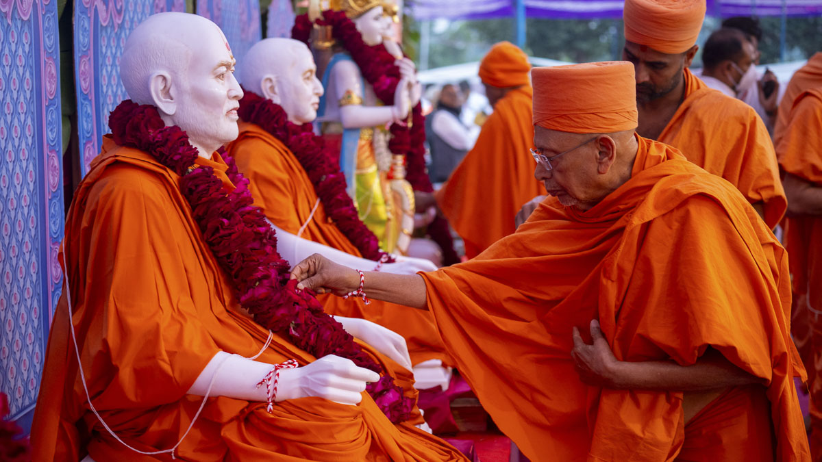 Pujya Tyagvallabh Swami performs pujan of murtis