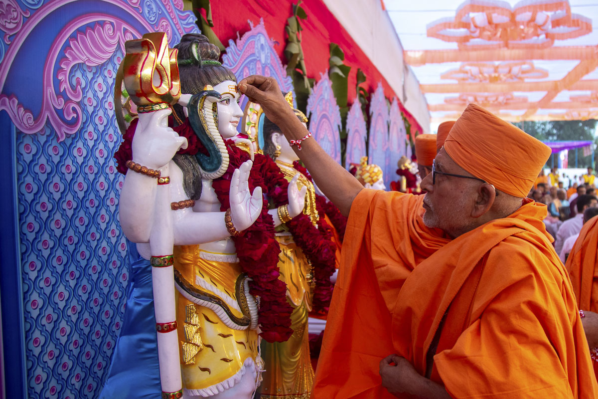 Pujya Kothari Swami performs pujan of murtis