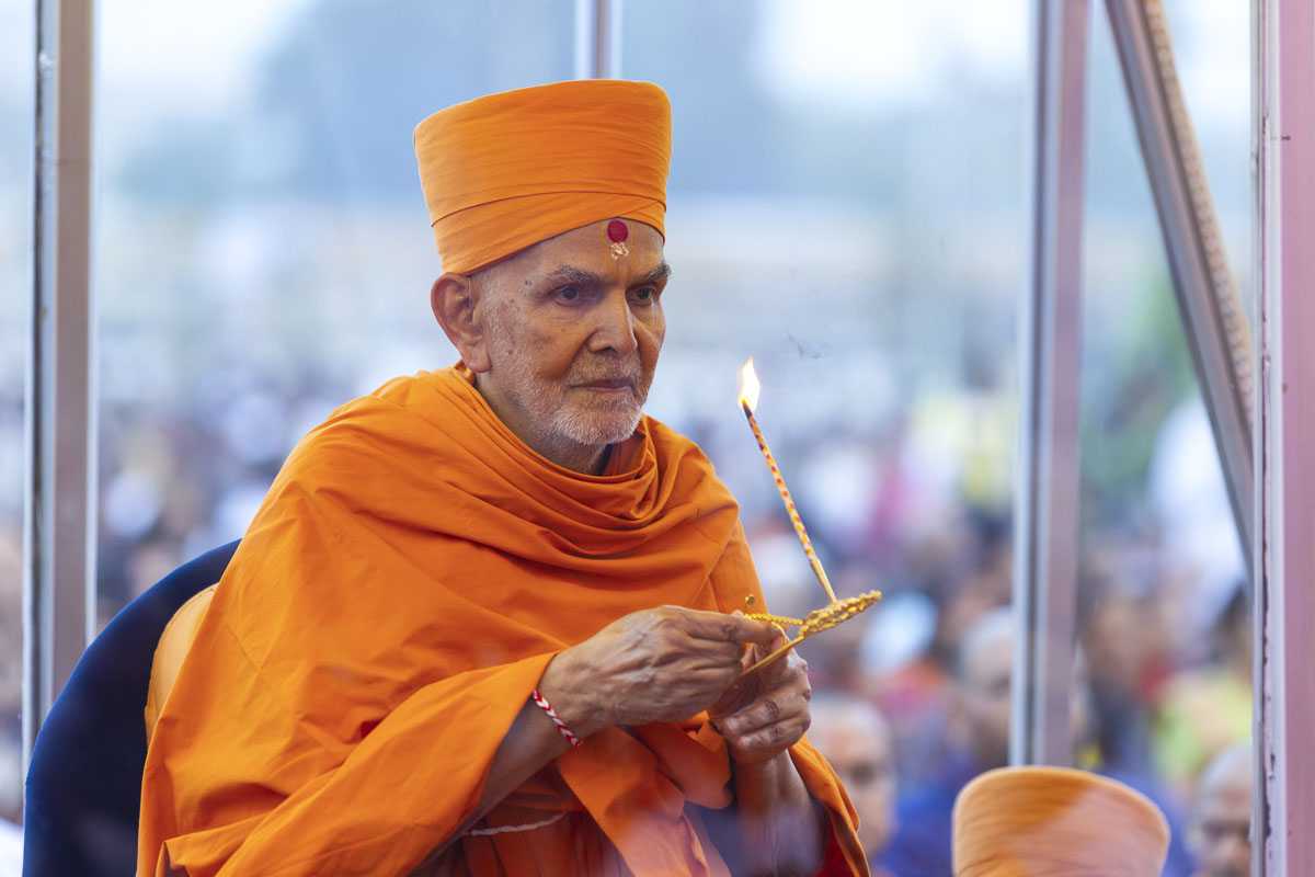 Swamishri performs the yagna arti