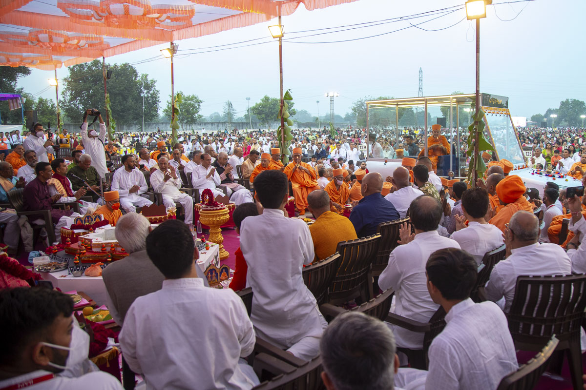 Swamishri performs the yagna arti