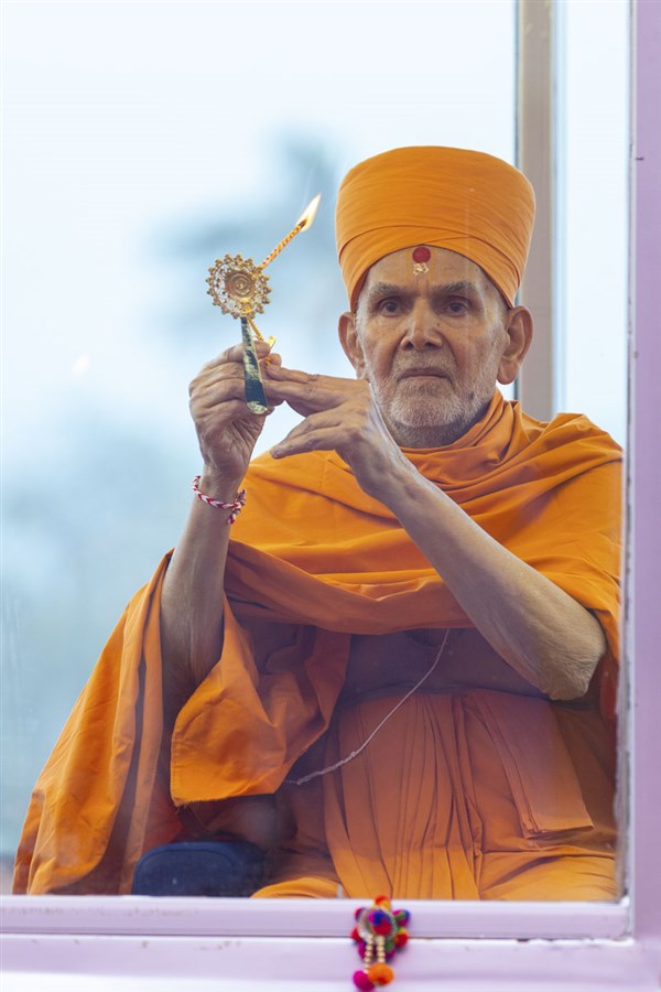 Swamishri performs the yagna arti