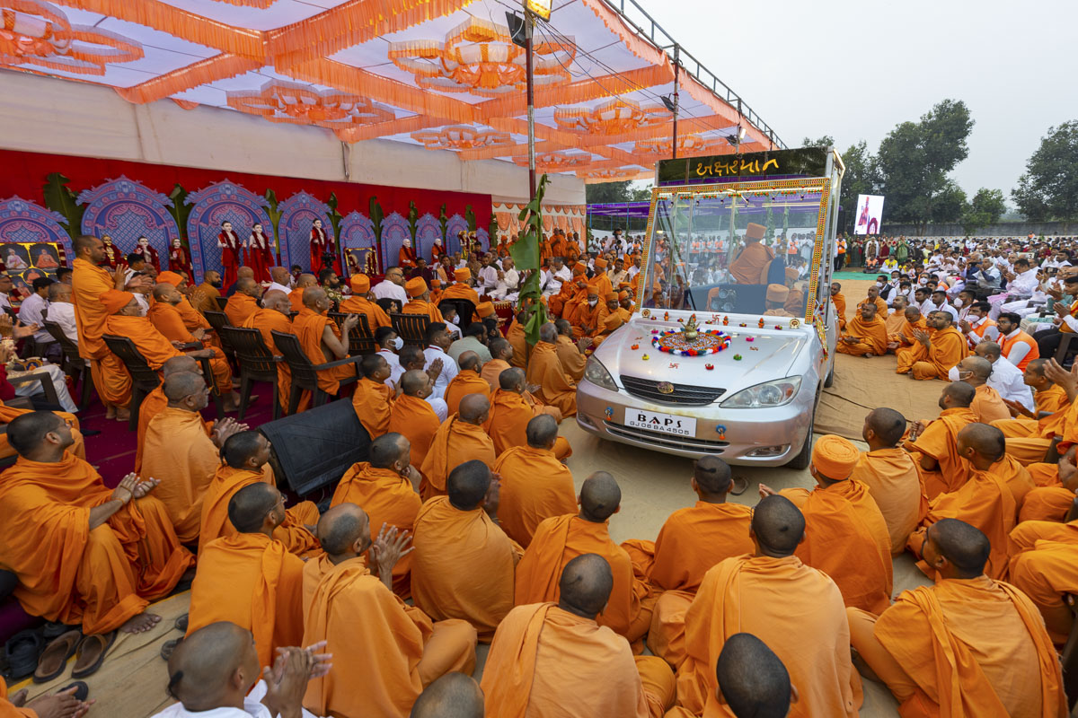 Swamis and devotees doing darshan of the arti