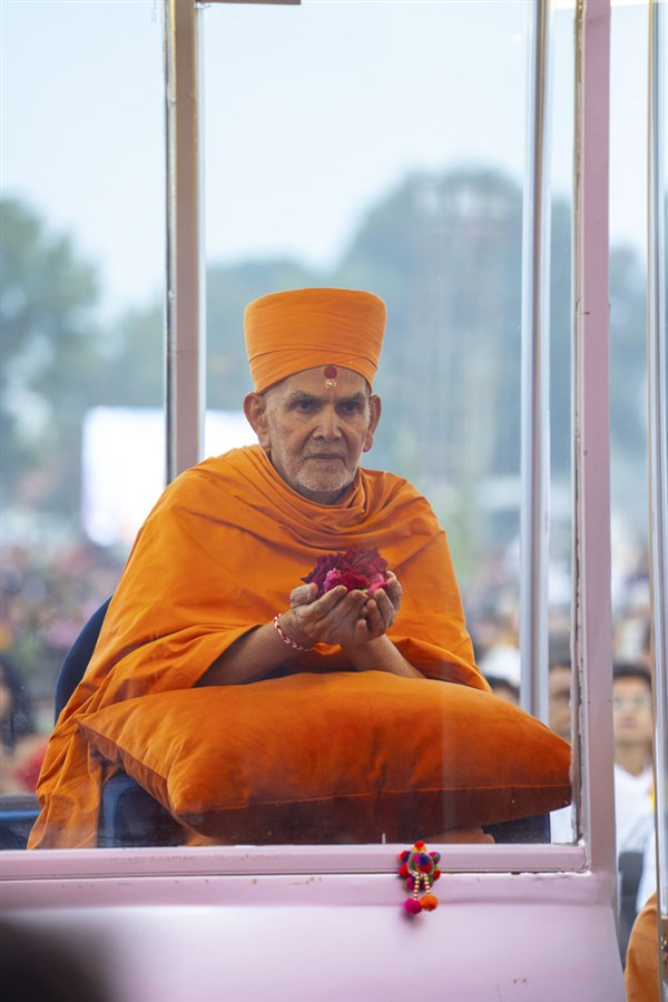 Swamishri offers mantra-pushpanjali