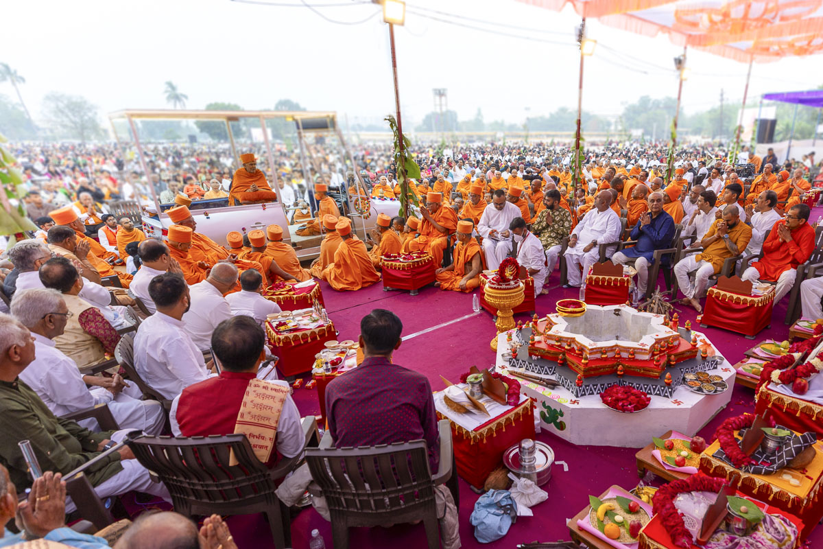Swamishri blesses devotees