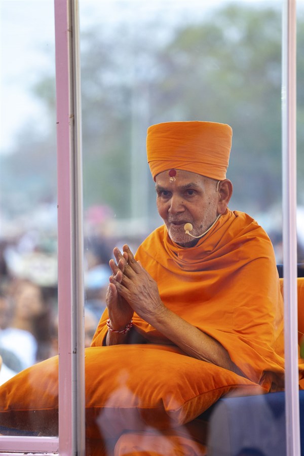 Swamishri blesses devotees