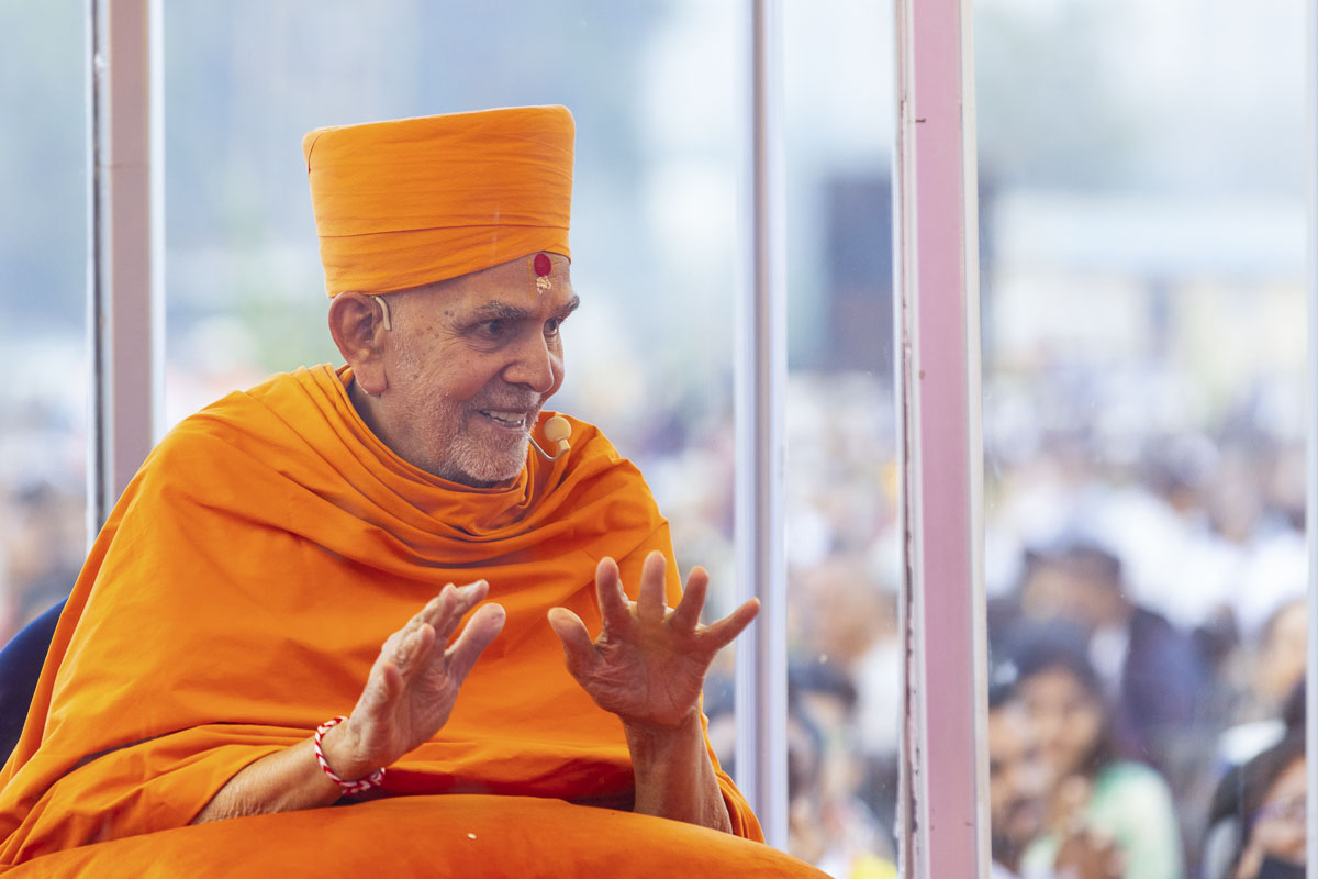 Swamishri blesses devotees