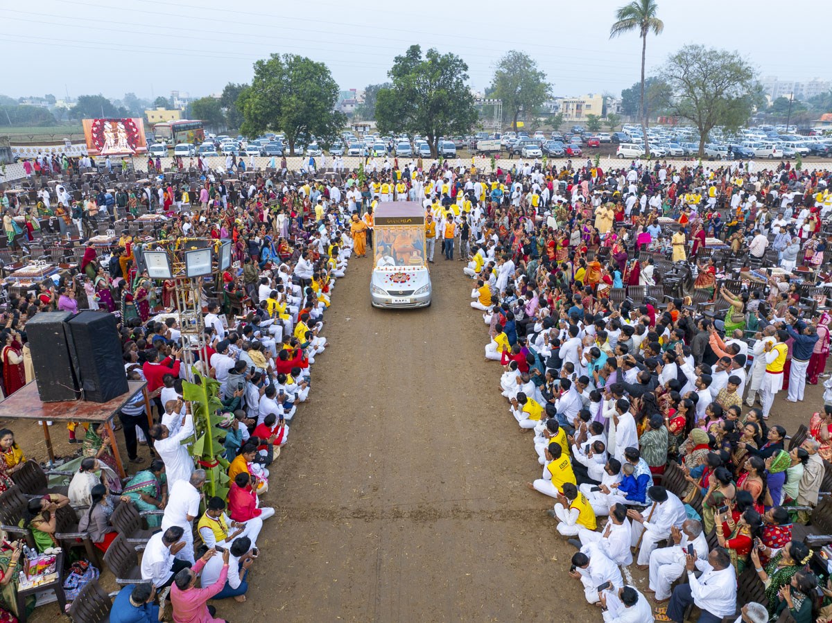 Devotees doing darshan of Swamishri