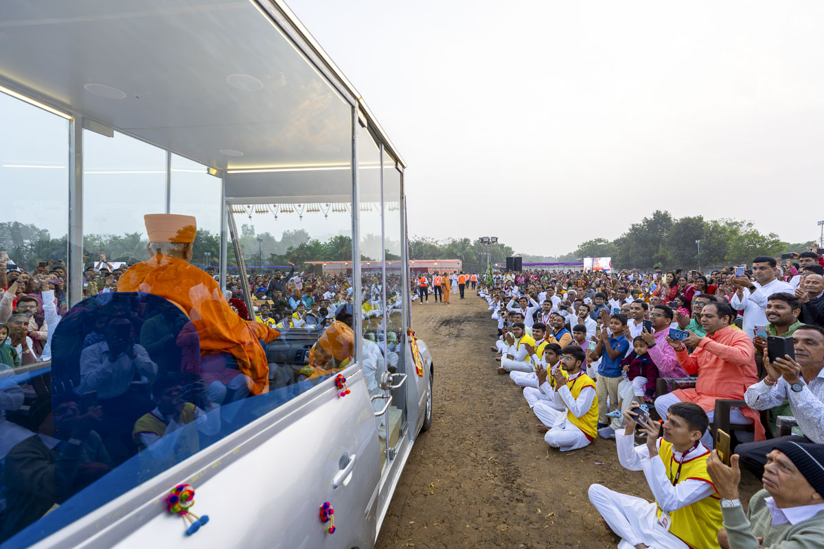 Devotees doing darshan of Swamishri