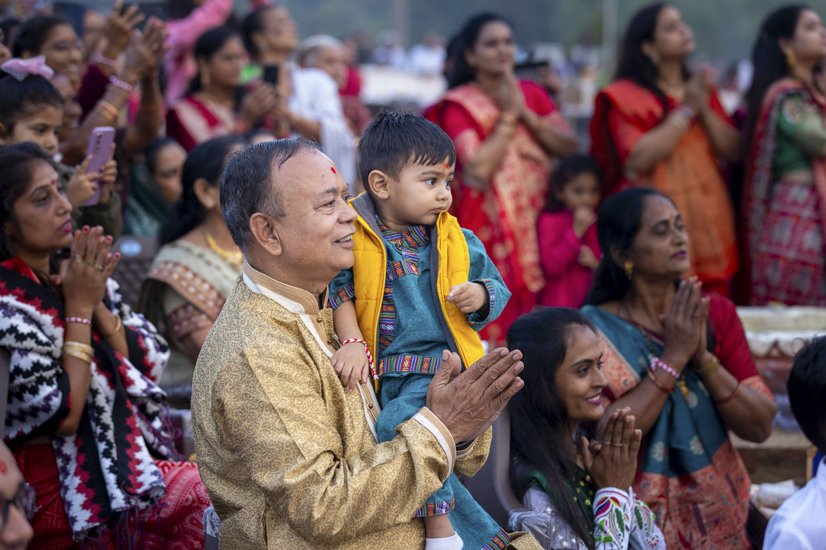 Devotees doing darshan of Swamishri