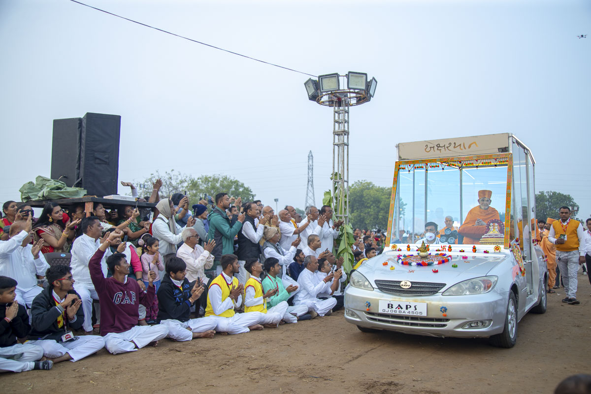 Devotees doing darshan of Swamishri