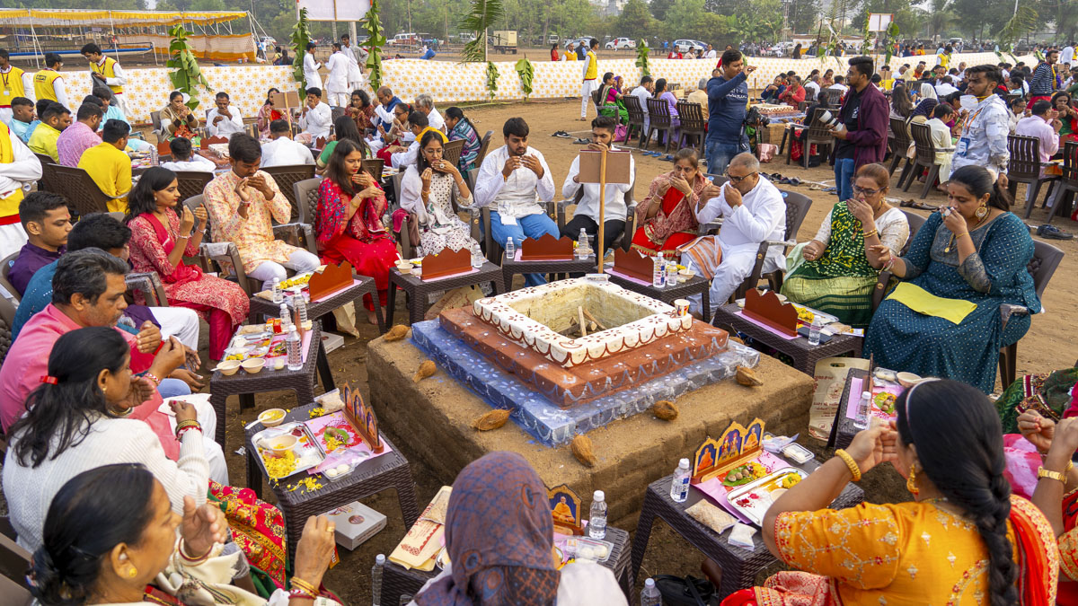 Devotees perform the yagna rituals