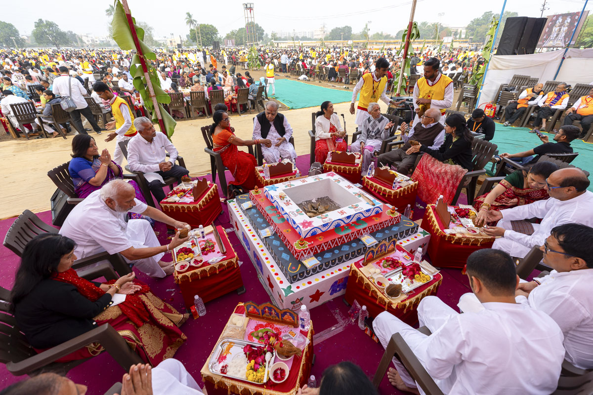 Devotees perform the yagna rituals