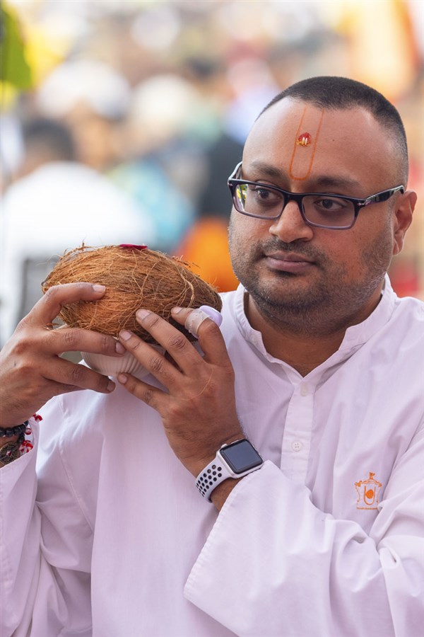 A devotee performs the yagna rituals