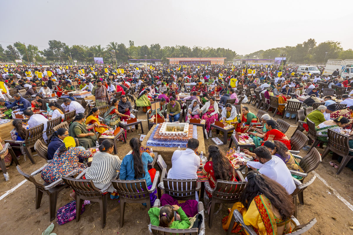 Devotees perform the yagna rituals