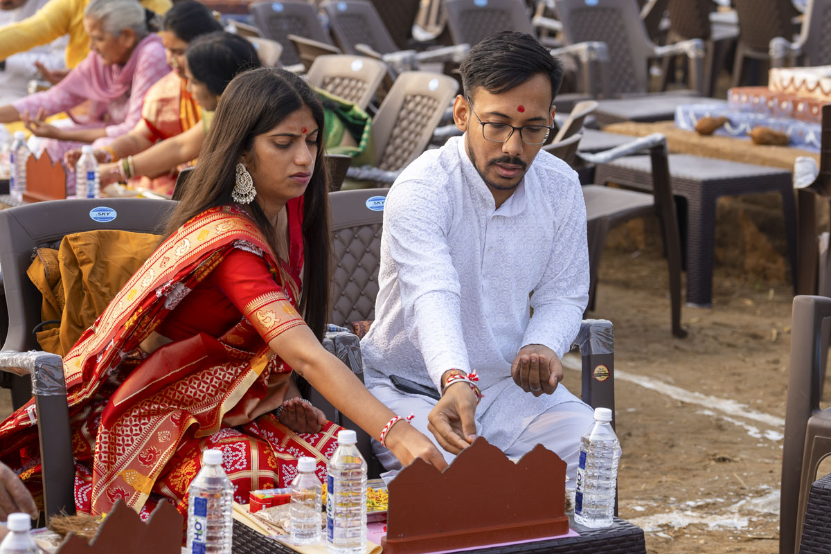 Devotees perform the yagna rituals