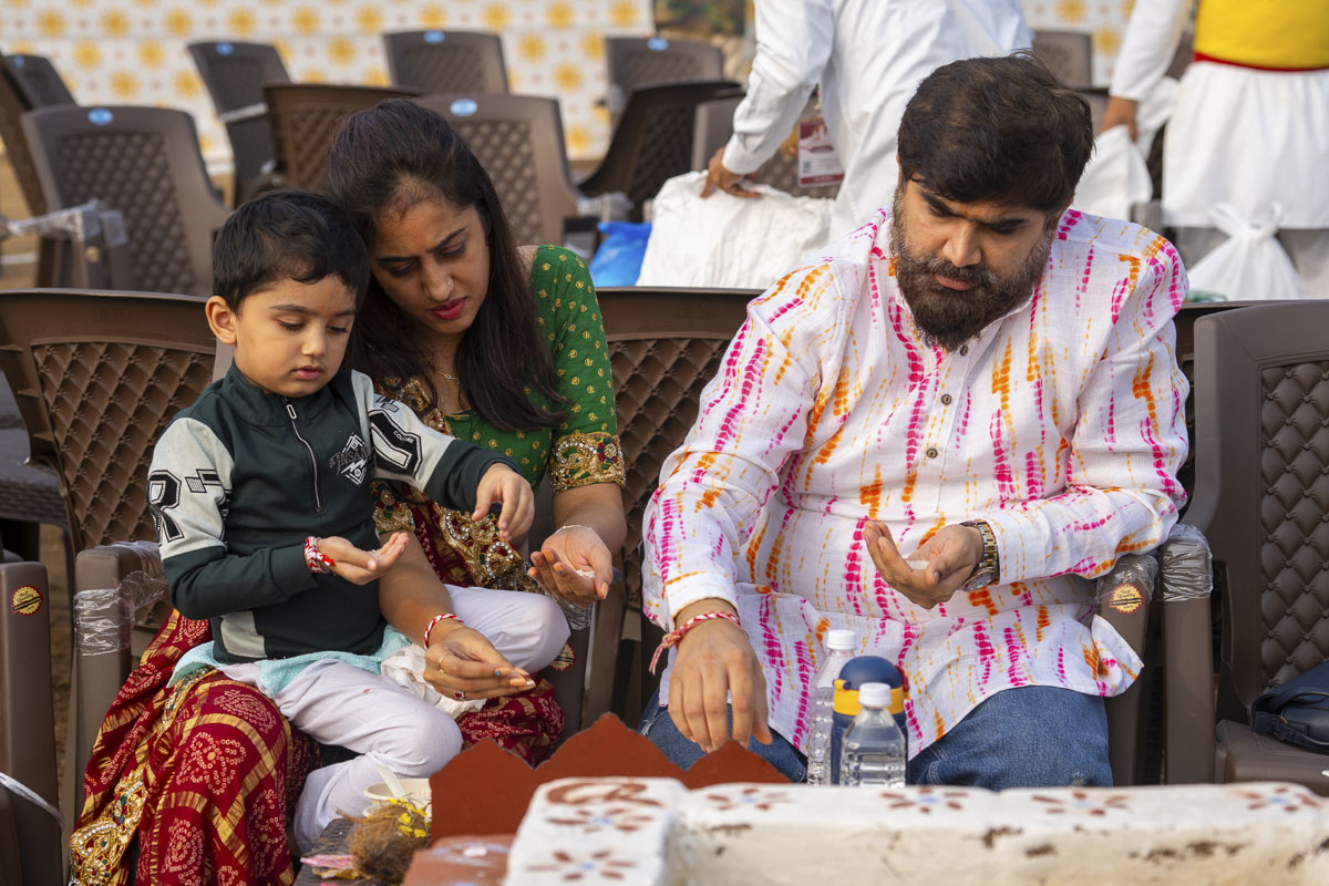 Devotees perform the yagna rituals