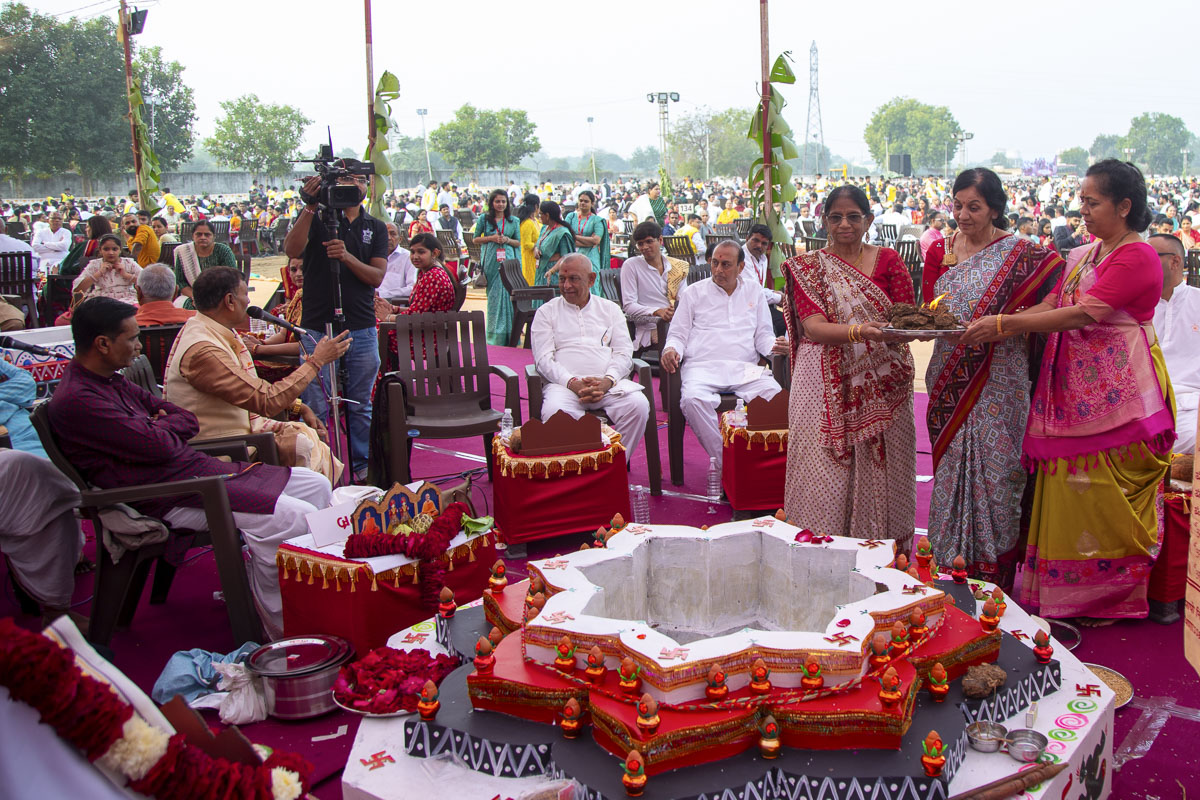 Devotees perform the yagna rituals